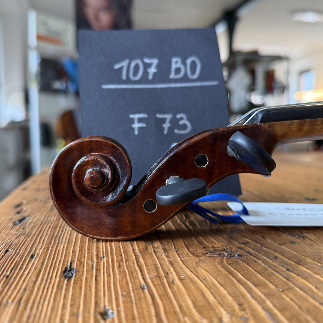 Götz Geigengalerie – Violine Einzelstück F73, Schnecke seitlich