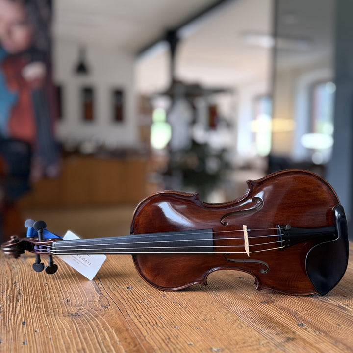 Götz Geigengalerie – Violine Einzelstück F73, Perspektive ohne Schild