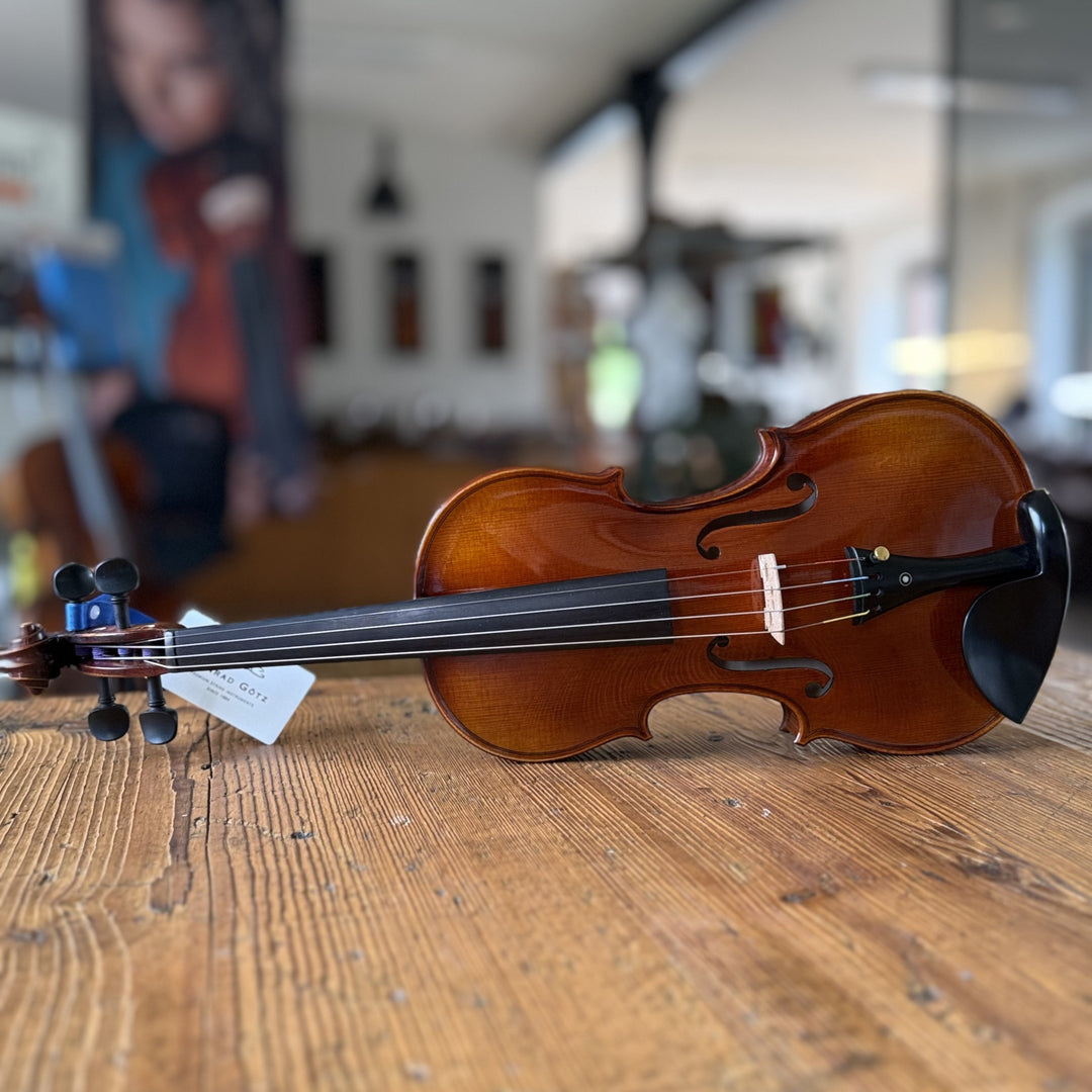 Götz Geigengalerie – Violine Einzelstück A90, Perspektive ohne Schild