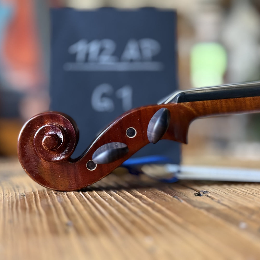 Götz Geigengalerie – Violine Einzelstück G1, Schnecke seitlich
