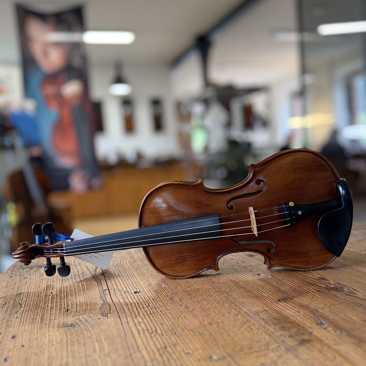 Götz Geigengalerie – Violine Einzelstück F83, Perspektive ohne Schild