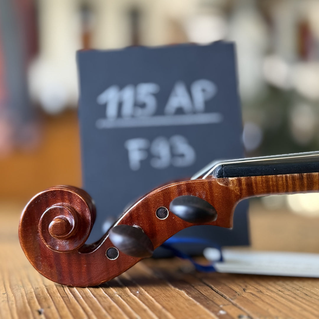 Götz Geigengalerie – Violine Einzelstück F93, Schnecke seitlich