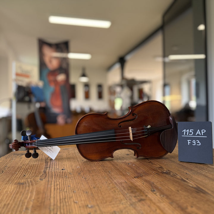 Götz Geigengalerie – Violine Einzelstück F93, Perspektive