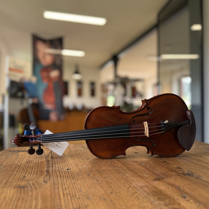Götz Geigengalerie – Violine Einzelstück F93, Perspektive ohne Schild
