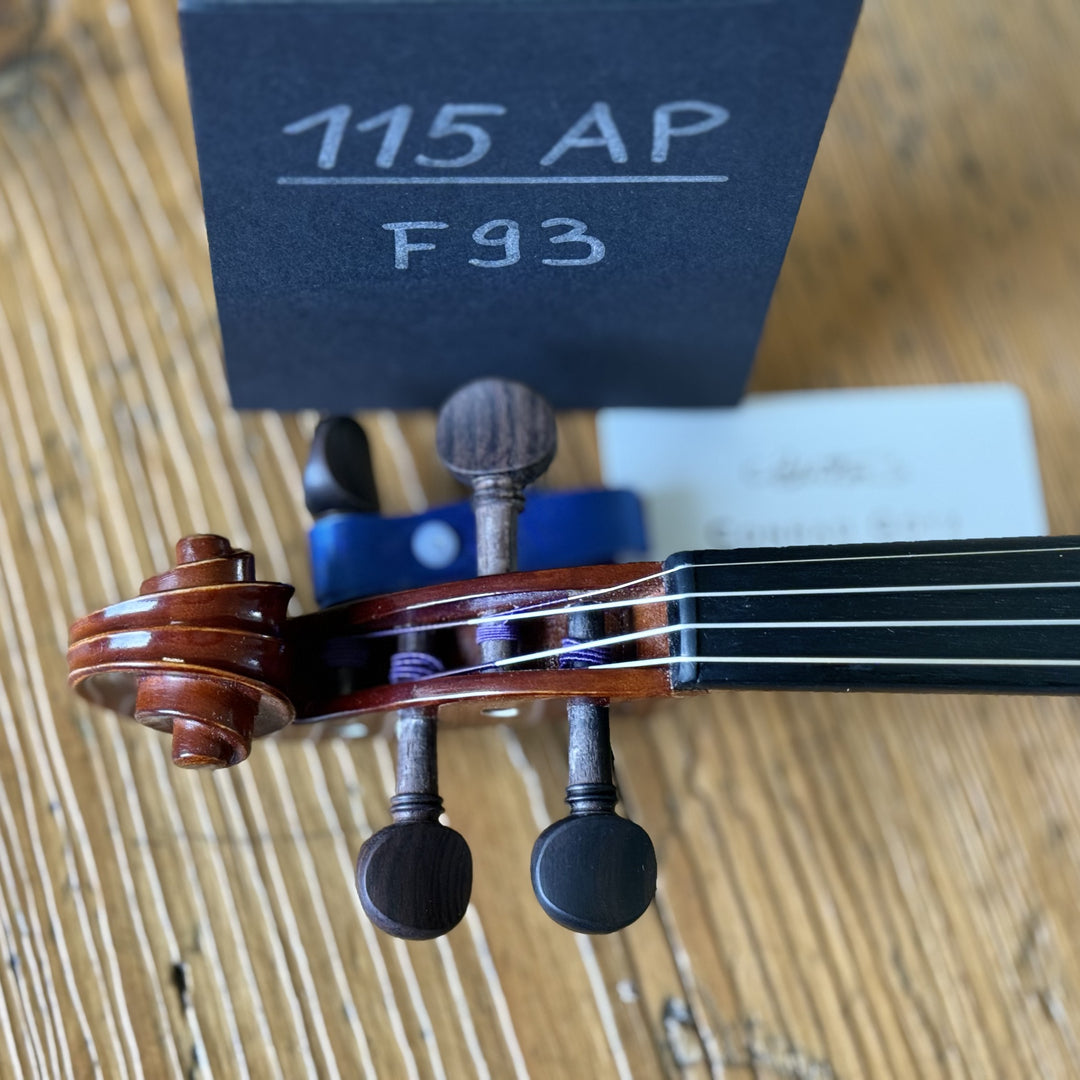 Götz Geigengalerie – Violine Einzelstück F93, Schnecke von oben