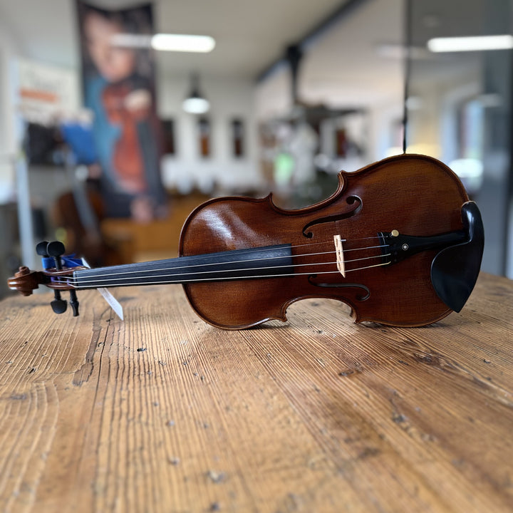 Götz Geigengalerie – Violine Einzelstück F82, Perspektive ohne Schild