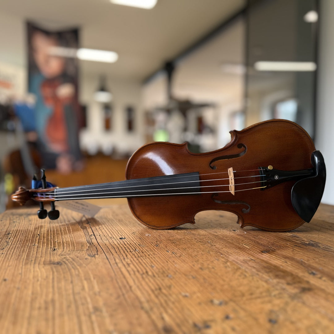 Götz Geigengalerie – Violine Einzelstück G98, Perspektive ohne Schild