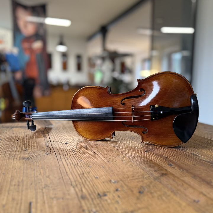 Götz Geigengalerie – Violine Einzelstück H4, Perspektive ohne Schild