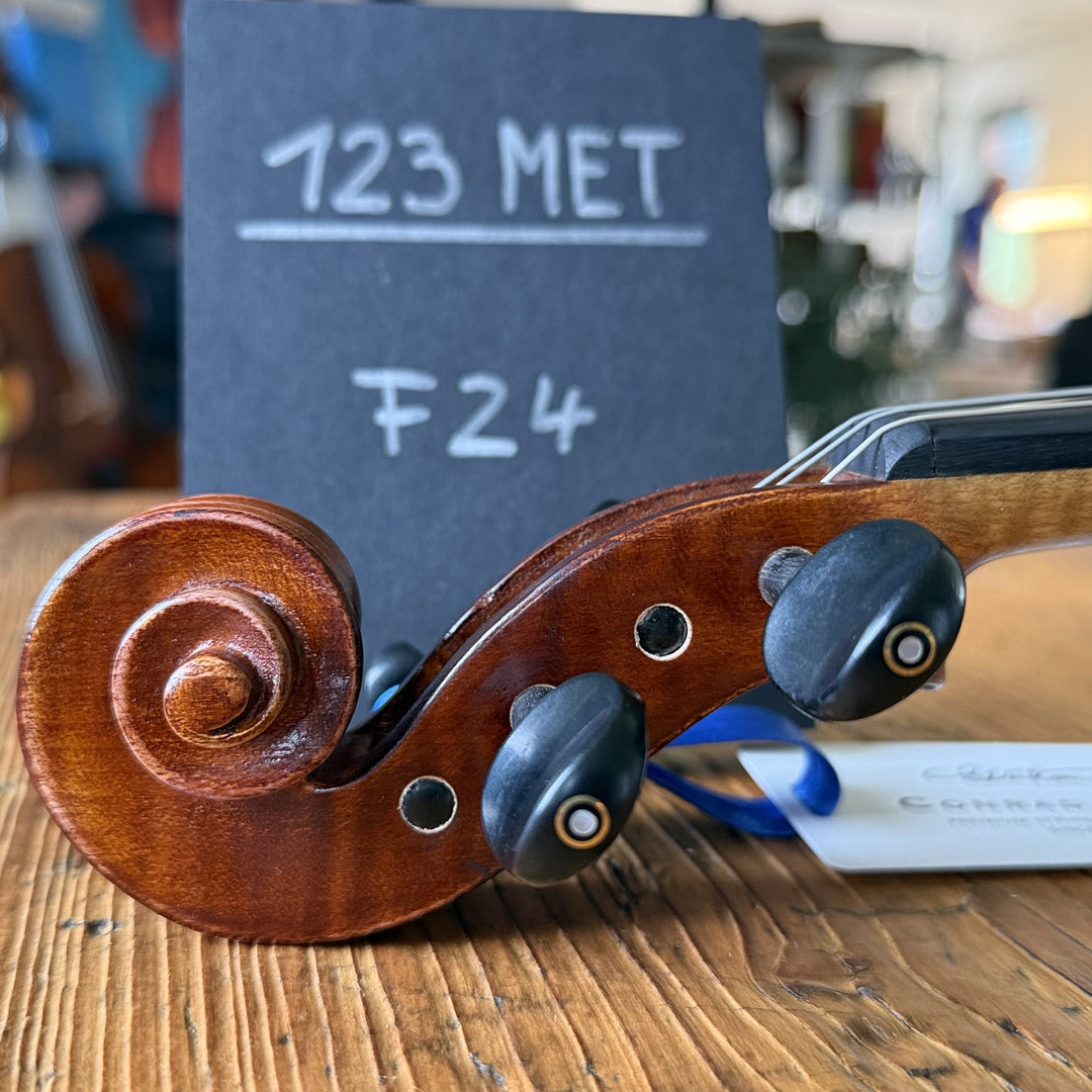 Götz Geigengalerie – Violine Einzelstück F24, Schnecke seitlich
