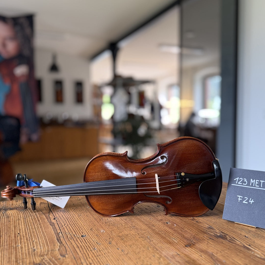 Götz Geigengalerie – Violine Einzelstück F24, Perspektive