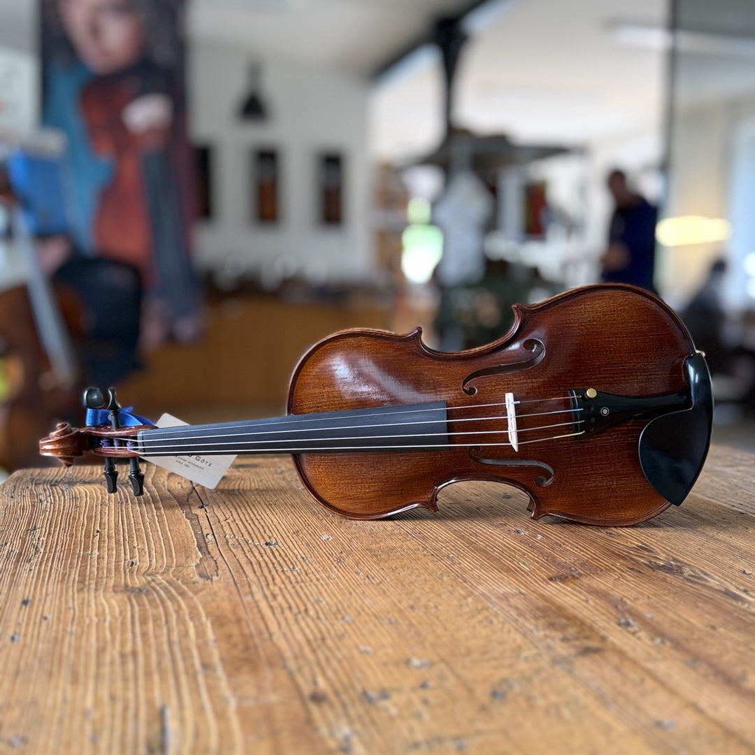 Götz Geigengalerie – Violine Einzelstück F24, Perspektive ohne Schild