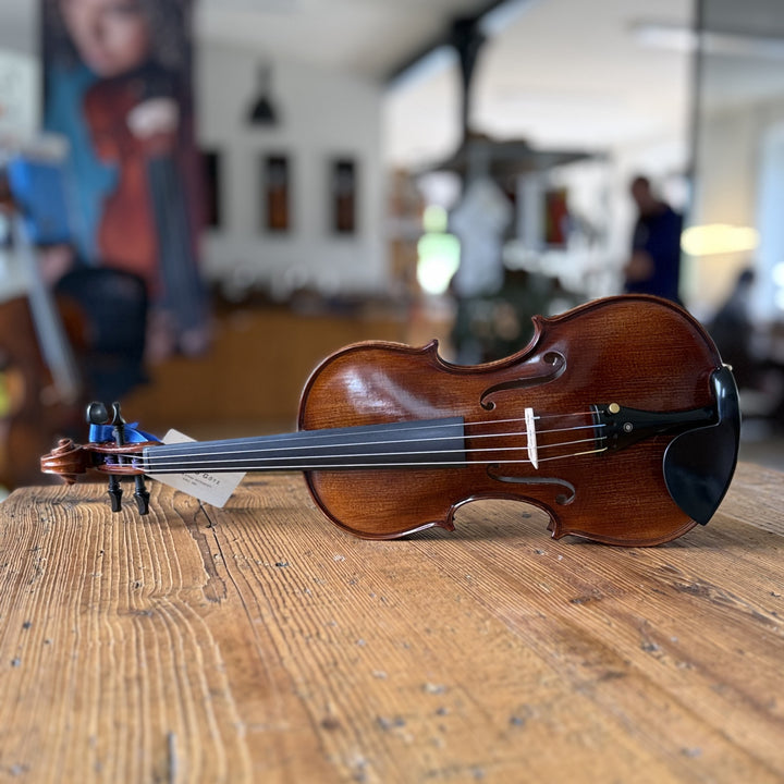 Götz Geigengalerie – Violine Einzelstück F24, Perspektive ohne Schild