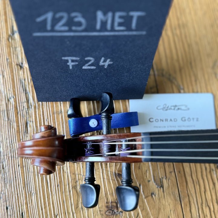 Götz Geigengalerie – Violine Einzelstück F24, Schnecke von oben