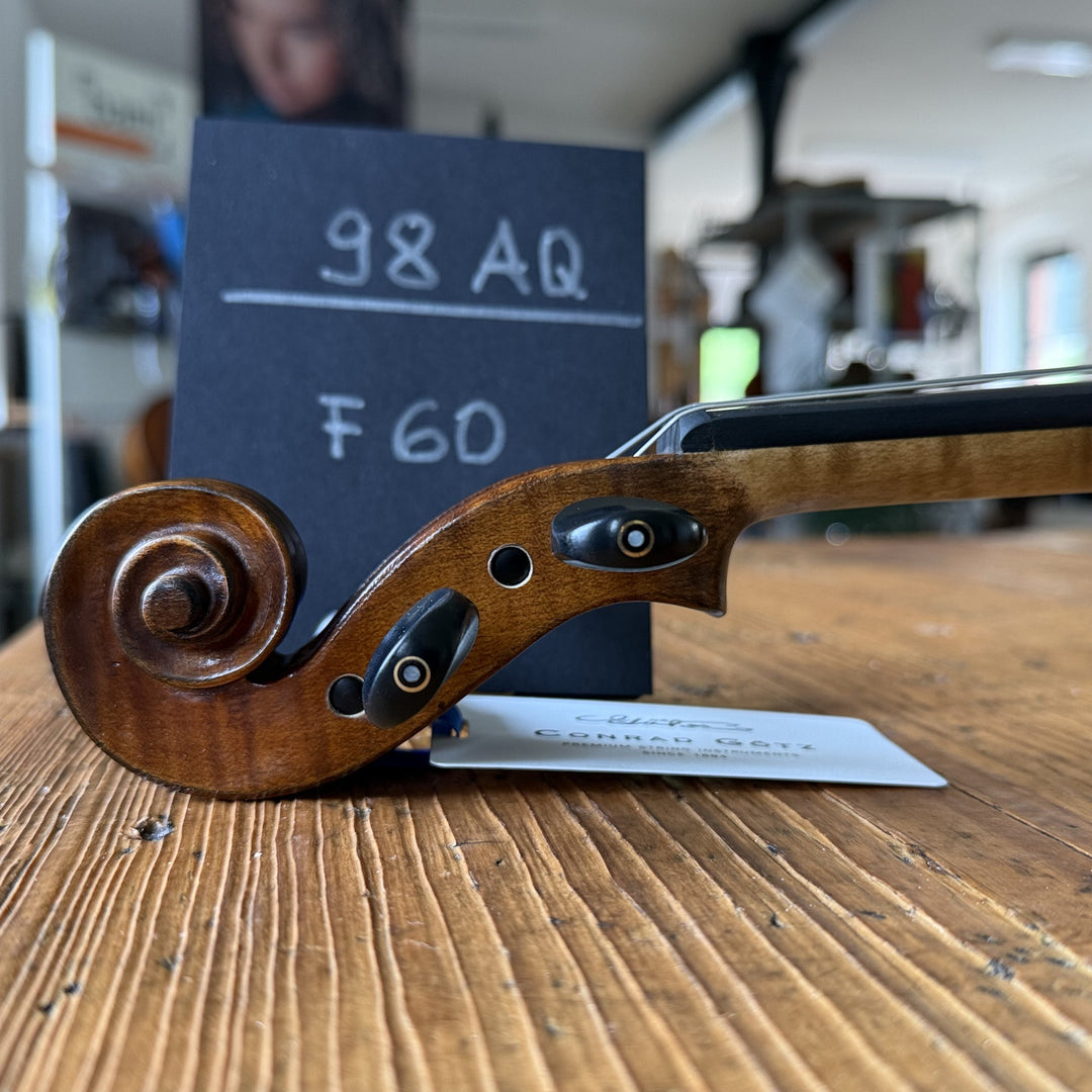 Götz Geigengalerie – Violine Einzelstück F60, Schnecke seitlich