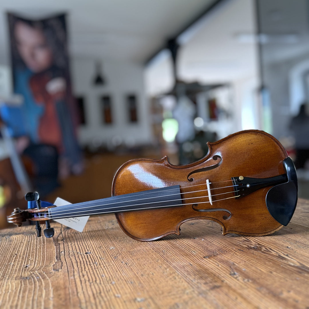 Götz Geigengalerie – Violine Einzelstück F60, Perspektive ohne Schild
