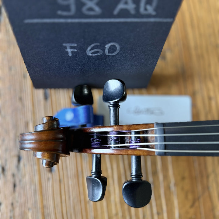 Götz Geigengalerie – Violine Einzelstück F60, Schnecke von oben