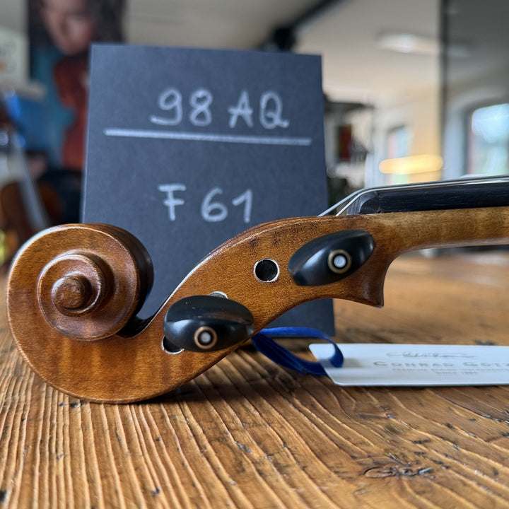 Götz Geigengalerie – Violine Einzelstück F61, Schnecke seitlich