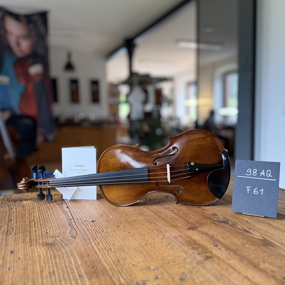 Götz Geigengalerie – Violine Einzelstück F61, Perspektive