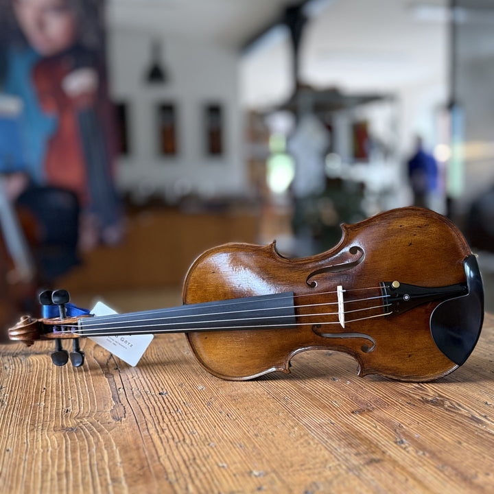 Götz Geigengalerie – Violine Einzelstück F61, Perspektive ohne Schild